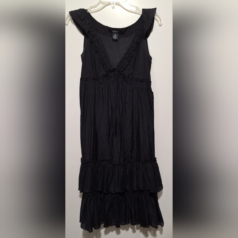 ARDEN B ELEGANT V-NECK RUFFLED SLEEVELESS DRESS.